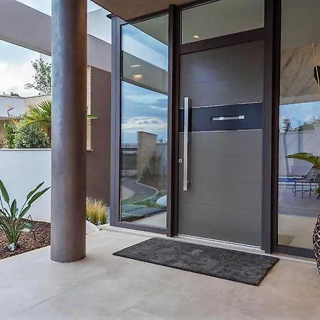 Stylish Aria With Pool, 100m To And Sea *