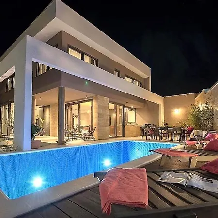 Stylish Aria With Pool, 100m To And Sea Tucepi