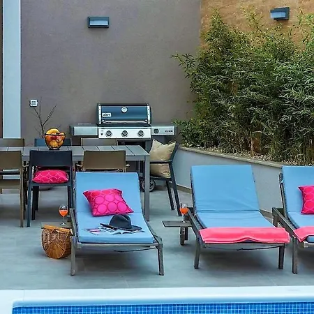 Stylish Aria With Pool, 100m To And Sea *